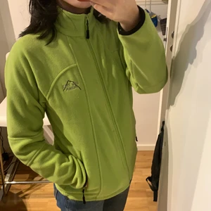 On the peak kofta - Neon grön ish flis kofta, använda fåtal gånger, sååå fin!! 