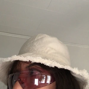 WEEKDAY BUCKETHAT - Oanvänd weekday buckethat i VIT