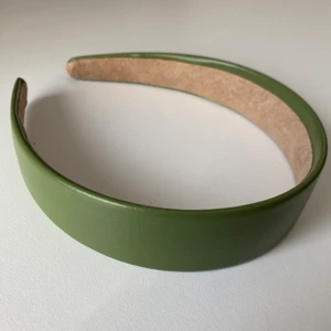 Grönt hårband - Ett grönt hårband som inte används då jag slutat använda sånna! Nästan aldrig använd, nyskick😉