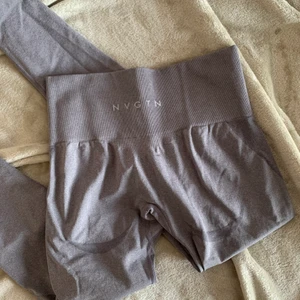 NVGTN leggings - Helt nya ljusgråa leggings från NVGTN, storlek S 🥰 på sista bilden har jag på mig ett par blåa 💙 Priset är inklusive frakt! 