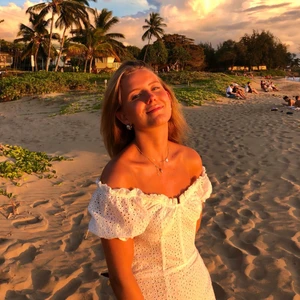 Underbar klänning från ”sabo skirt” - Säljer nu min underbart fina klänning från ”sabo skirt” i storlek S. Passar perfekt till dig som ska ta studenten!! Köpt för ca 3 år sen men sparsam använd och i mycket fint skick. Frakt tillkommer på 66kr. Inga returer eller byten. ❣️