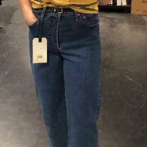 Ribcage Straight Levis jeans  - Dessa levisjeans har jag haft i över två år och jag använde de så mycket innan jag växte ur de. Byxorna passar superbra till en gulligt topp eller en mysig hoodie. Byxorna är fortfarande i gott skicka och saknar synliga skador. Byxorna är i storlek W31, L29! 