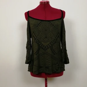 Unik topp från GadoGado - Vacker tribal mönstrad topp i grönt med svarta detaljer, knyt detaljer i både rygg och på ärmar. Köpt på festival Psy-fi i Holland 2015, knappt använd så skicket är nästan som ny. 
