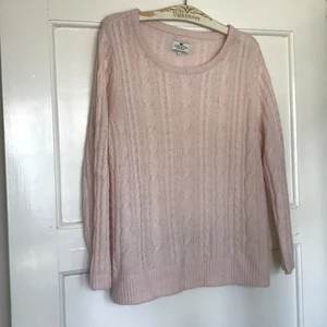 Lexington stickad tröja - Mysig stickad ljusrosa tröja, oanvänd.