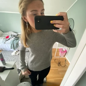 100% kashmir tröja!!😇😇 - Säljer denna sköna tröja från massimo dutti i 100% kashmir❤️‍🔥❤️‍🔥jättebra skick men kommer inte till nå mycket användning🙏🏽köp direkt 400kr