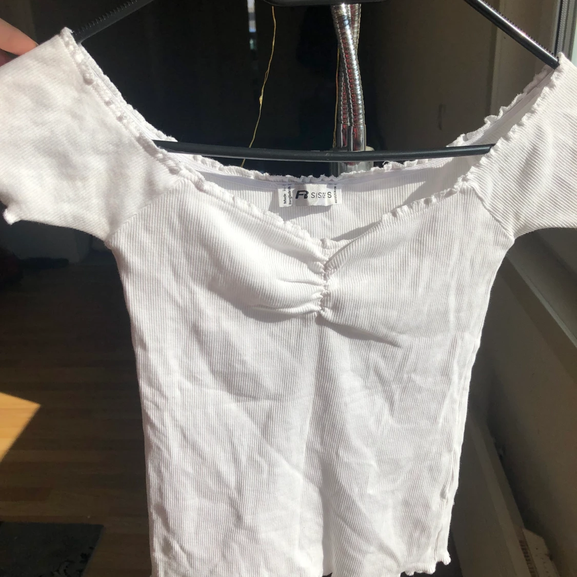 Vit offshoulder tröja divided 