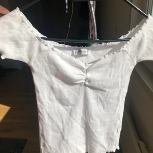 Vit offshoulder tröja divided  - Vit, strl xs. Använt ett par ggr men i princip nyskick. Köparen står för frakten.