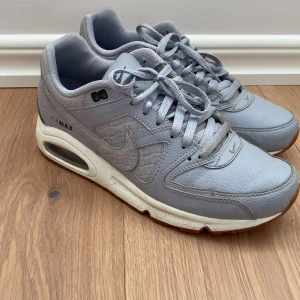 Nike Air max strl 40 - Klassiska Nike Air som inte är så särskilt använda. Grått läder, snygga vårskor! 