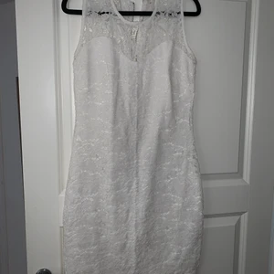 Klänning S - Vit klänning. Använd en gång. Sitter jättefint. 