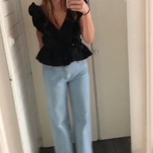 Volangtopp  - Svart volangtopp från H&M. Superfin!! Har lagt upp en likadan i vit men här är den i svart ocskå👏🏼. Dragkedja baktill⛓ storlek 36📏