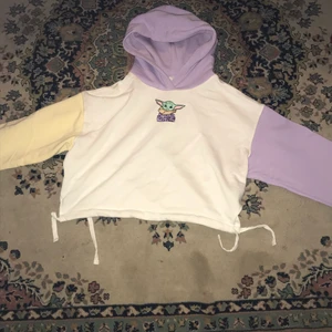 Starwars hoddie - En hoddie från Hm, storlek 12-14 år. Köpt för ungefär 150 kr tror jag😋 säljer trögan för 30 kr. Använder inte trögan det är därför jag säger den❤️‍🔥