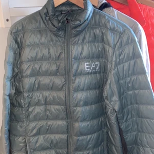 EA7 JACKA  - Används ganska mycket men i bra skick, 8/10. Storlek M 