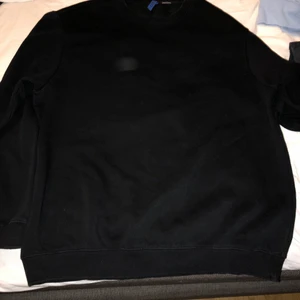 Helsvart sweatshirt - Helsvart Sweatshirt. Inga defekter.