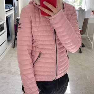Colmar Jacka - Säljer min fina colmar jacka då den har blivit för liten för mig. Jättefint sick och knappt använd. Köpt för ca 3000 😁 Kan sicka egna bilder privat. Frakt tillkommer vid leverans. 