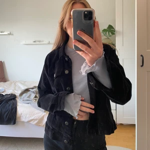 Manchesterjacka  - Säljer denna manchesterjacka i storlek L men den sitter som en S. Frakt tillkommer på 62kr eller mötas upp i Lund!