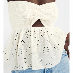 Zara topp - Säljer denna ursnygga och slutsålda Zara topp! Perfekt till sommaren😍❤️ Storlek M men passar mig som är S perfekt! råkade beställa dubbletter så säljer den ena här! Lappen och allt är kvar då den är oanvänd