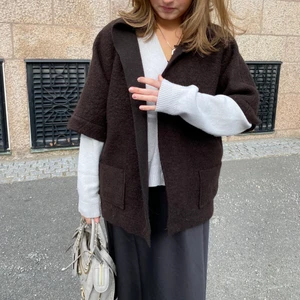 kappa med fyra funktioner - Mitt uf företag Eclair UF säljer kappor med funktionen att kunna ta av både armar och längd. Kappan kan alltså ha flera olika utseenden och passar därför alla årstider samt alla tider på dagen, oavsett väderförändringar. Vi har just nu en kampanj med 50% rabatt, från 1199kr till 599kr. Hör av er om ni har frågor eller om ni vill beställa🤍🤍 Endast brun kvar i lager!🤎