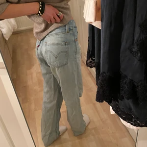 Levis jeans - Säljer dessa så fina Levis jeansen då de tyvärr är för stora för mig💕 så fin färg nu till sommaren! Nypris 1300kr