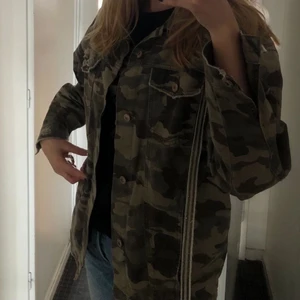 Militärjacka - LÅNAD BILD! Säljer en jättefin militärjacka liknande den på första bilden. Andra bilden är jackan jag säljer 🤍 Storlek S⚡️🤍
