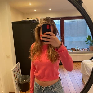 Finstickad tröja💗 - Säljer min sjukt sköna rosa tröja från pull&bear, aldrig andvänd💗💗☀️ perfekt till våren och passar till det mesta. Storlek s men passar absolut även M. 