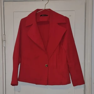 Röd oversized kavaj - Röd kavaj med guldknapp (en saknas men det är inget som påverkar) 