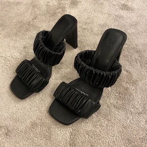 Klackskor  - Säljer dessa helt oanvända klackskor från H&M, super fina nu till sommaren!! 