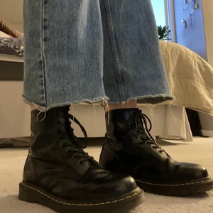 Svarta läder Doctor Martens strl 39 - Svarta oerhört snygga läder Doctor Martens i storlek 39. Säljer eftersom jag inte har använt dem mycket alls. Modell: 1460 Airwair Bouncing SOLES. De har inga märken eller skador förutom plasttoppen i slutet av en utav skosnörena. Nypris: 1800kr Utgångspris: 1000kr + halva frakten men går att förhandla💞