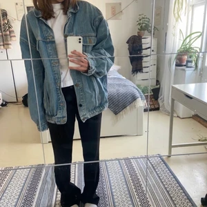 Jeansjacka från Lee - oversize jeansjacka från lee. Säljer då den är för stor för mig. Har lite fläckar på ärmarna, borde gå bort i tvätten men inget jag kan garantera därav priset