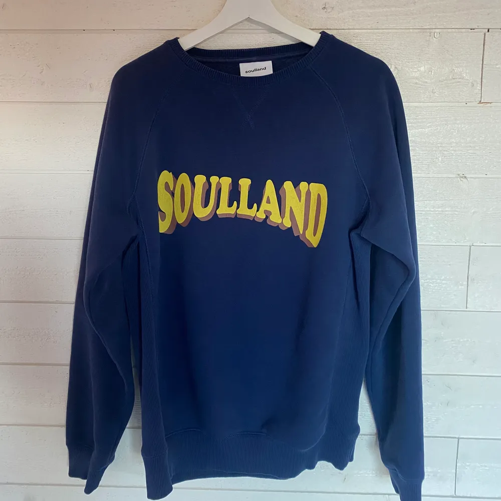 En skön sweatshirt från Danska designermärket Soulland. Knappt använd, nypris 1200:-. Fri frakt eller meetup i Gbg.. Tröjor & Koftor.
