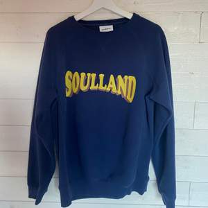 En skön sweatshirt från Danska designermärket Soulland. Knappt använd, nypris 1200:-. Fri frakt eller meetup i Gbg.