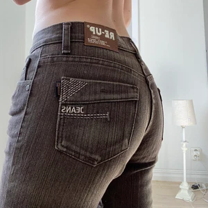Grå lågmidjade jeans - Säljer dessa grå lågmidjade jeans som aldrig är använda. Sitter superfint i midjan med snygga detaljer på fickorna. Sitter bra på mig i längden som är runt 160💕