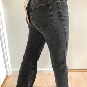 Straight flare Jordache grå jeans - Jätte fina drifted jeans som är populära nu. Dem är lågmidjade/midwaist. Jag säljer dem för att dem inte riktigt passar mig längre, vilket är jätte synd efter som att dem så snygga! Det står att storleken är 5/6 men är XS/S. Köparen står för frakten