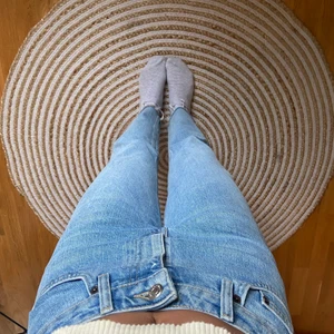Jeans⭐️⭐️ - Jeans med tryck på bakfickan⭐️⭐️ Fraketen kommer att vara spårbar💕📦
