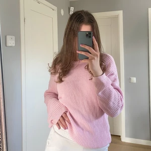 Stickad NA-KD tröja  - Superfin stickad tröja från NA-KD. Har djup V ringad form i ryggen💕💕