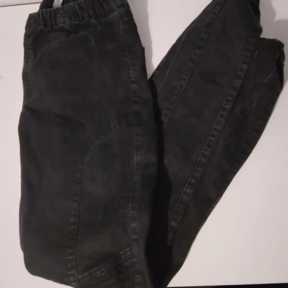 Svarta jeans med detaljer storlek M. Jeans & Byxor.