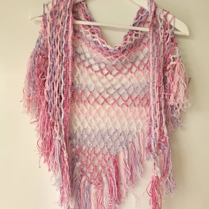 Trekantssjal rosa med fransar - Virkad sjal Vintage I bomull, med fransar. Rosa/ljus lila nyanser. Nätmöster. Mäter ca 130 m upptill. Fraktkostnad 50:- tillkommer.
