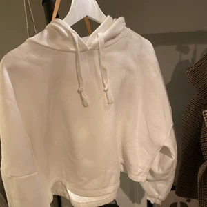 Croppad hoodie - Croppad hoodie från Gina. Använd fåtal gånger och är i fint skick. Snygg till kjol, tights, jeans etc. ✨🧚‍♀️💕😻 Frakt tillkommer.