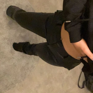 Skinnbyxor - Ett par skit snygga skinnbyxor, med mjukt material inuti. De är från NA-KD i storlek 36. Finns ett läderskärp till byxorna som även går att ta av om man tycker det är snyggare (Som jag gjort på bilden) . Säljer på grund av att jag har andra skinnbyxor💗 köptes för 500 kr, säljer för 250 men kan gå ner i pris vid snabb affär. Frakten betalar köparen på 66kr💓