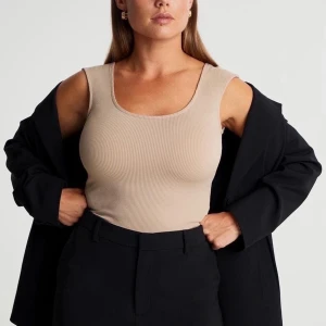 Maja x Gina Tricot - Body - Säljer en helt oanvänd ribbad body i storlek S från Maja Nilsson Lindelöfs kollektion tillsammans med Gina Tricot. Prislapp kvar!