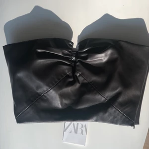 Zara topp - Topp från Zara, ny! Perfekt brun färg o den är i skinn 🤍 Storlek xs men är som en S