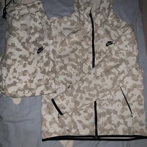 Nike tech fleece     Storlek M - Jag säljer min Nike dress har haft den en månad , anledningen till att den säljs är för att den är för smal för mig. Den är M men passar dig om du har storlek S     