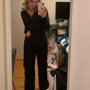 Svarta byxor - Svarta byxor med tydlig söm, coola byxor, använt endast en gång, från weekday och orginalpriset ligger på 600 kr. Jag är 163 cm lång och jag tycker de är bra i längden