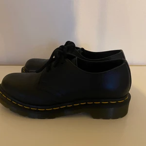 Dr Martens 1461 - Dr martens 1461 smooth lädersko. Enbart använda som ”Jobbsko” vid 2 tillfällen  inomhus. Där av en lite slitning på tån fram men i övrigt nyskick, alltså aldrig använda utomhus. Säljs pga fel storlek. Nypris 1900kr