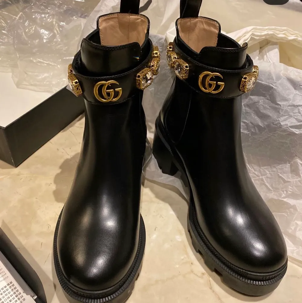 Säljer min Gucci boots , fick den som present! Väldigt bra skick! Vänliga i storleken! Med följare med allt på bilden! Flera bilder finns om man intresserad! OBC: Svarar bara seriösa köpare! . Väskor.