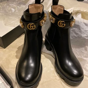 Gucci  - Säljer min Gucci boots , fick den som present! Väldigt bra skick! Vänliga i storleken! Med följare med allt på bilden! Flera bilder finns om man intresserad! OBC: Svarar bara seriösa köpare! 