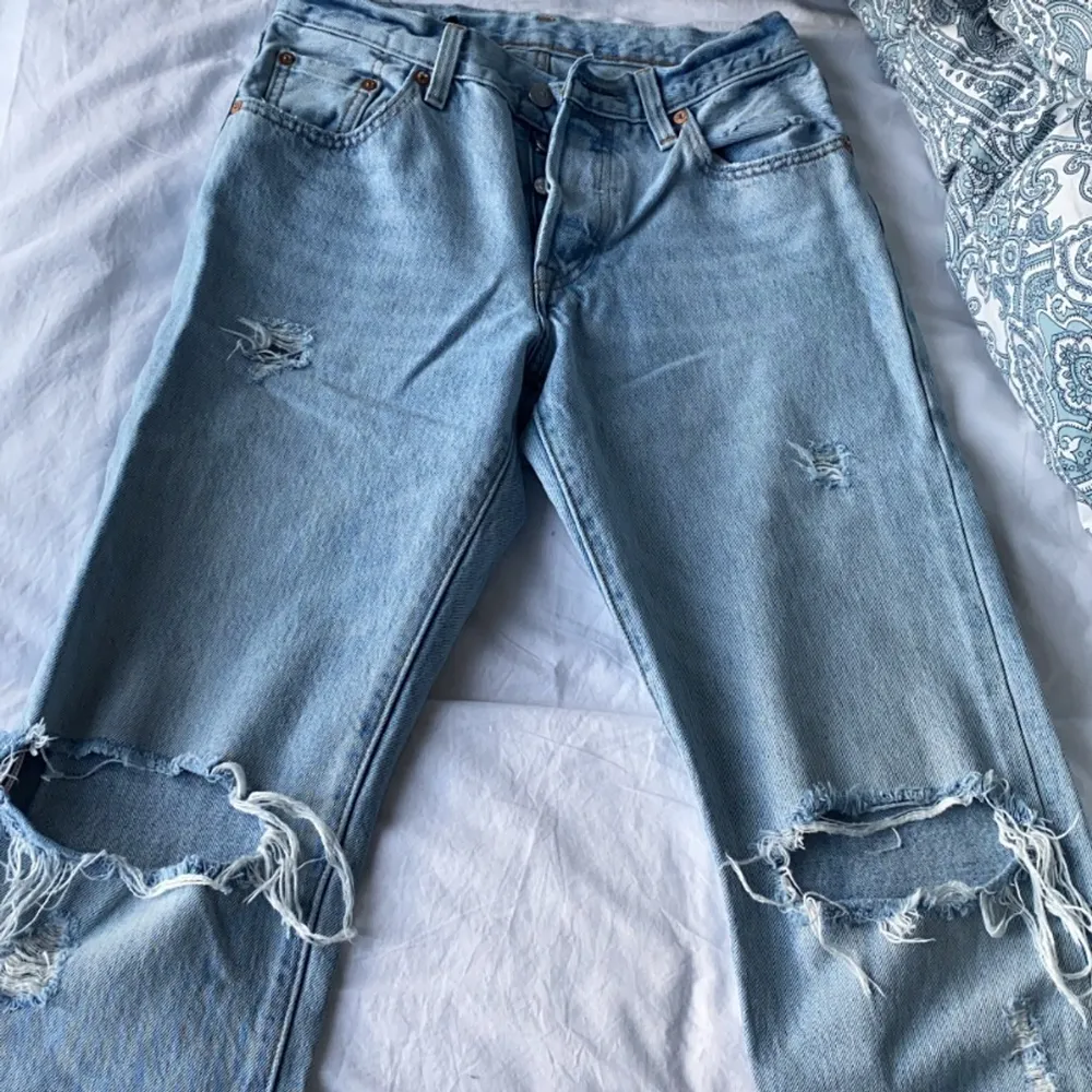 Säljer mina levis jeans i modellen 501❣️Storlek saknas på dom men dom är lite för små för mig som är 164cm och det är därför jag inte visar några bilder på hur dom sitter på mig här. Om ni skriver i dm kan ja försöka visa lite bättre hur dom sitter på. Dom sitter precis under naveln så dom är relativt lågmidjade. Om man är runt 160cm eller kortare kommer dom nog sitta jätte fint. Skicket på dom är 8/10✨Nypris är över 1000kr men då dom är relativt små i storlek kommer jag sälja dom ganska billigt✨. Jeans & Byxor.