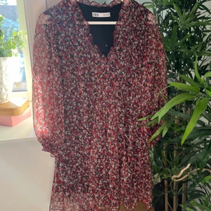 Zara klänning - Klänning från zara i ett luftigt och fint material perfekt till sommaren. Plagget har lite genomskinliga puffiga armar och går ungefär till mitten på låren❤️ plagget är i mycket bra skick
