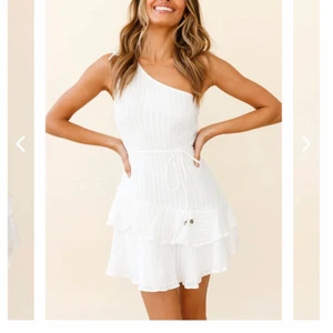 Selfie Leslie klänning  - Här är en superfin klänning från märket Selfie leslie!!! Köptes i ny pris för 75.99 $ inför student men som tyvärr blev för stor över bröstkorgen/ bysten på mig. Den är prövad 1 gång samt att lappen sitter kvar. Jag rekommenderar den till en person som är en storlek S eller en person i storlek XS med större än a-cupa! Pris kan diskuteras 🌟✨ (Obs köparen står för frakten ) 