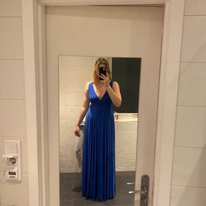 Superfin balklänning! - Jättefin balklänning som jag använde på min bal för ett par år sedan, sedan har den hängt i garderoben! Färgen är superfin, jättefin kvalité, klänningen har lite tyngd i sig och ser väldigt fin ut i verkligheten, hade svårt att ta bra bilder. Verkligen snygg och enkel klänning! Jag är 177 för referens, använde denna med klackar och det funkade på längden. Går ju naturligtvis att sy upp.