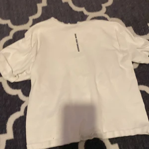 Drawyourtomorow t-shirt - Kan hittas pyttesmå knappt synliga gråa fläckar storlek 11-12 år (152)